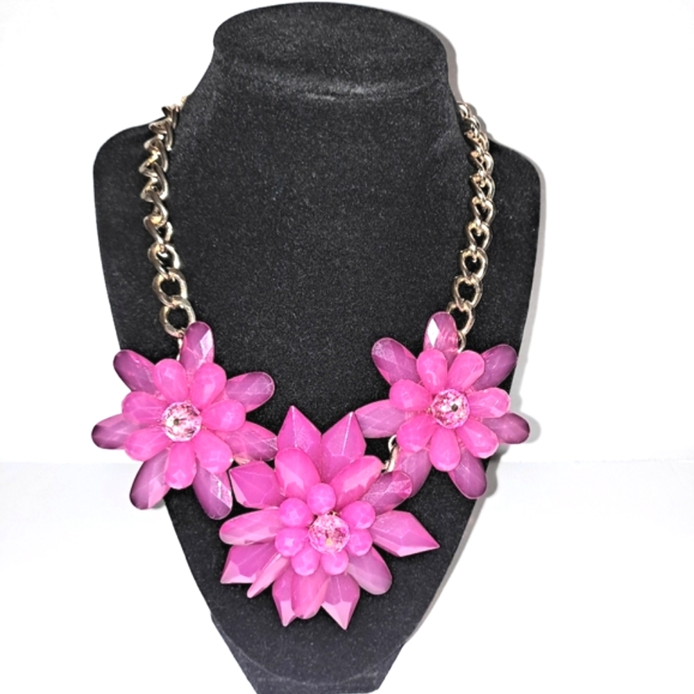 Belk Pink Flowered 🌸 Necklace 💗